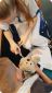 Een knuffelbeer wordt behandeld